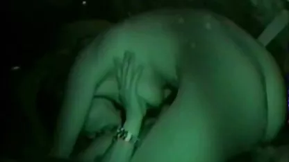 Mulheres maduras assistindo erotismo na TV e acariciando a frente vídeo pornô de novinha caseiro de seus dedos