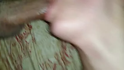 Homem enroscando a vagina de uma jovem esbelta em video porno brasileiro swing um carro