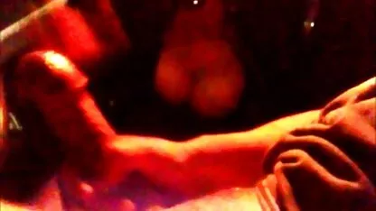 Morena acaricia quero ver filme pornográfico brasileiro - se na sala de estar na frente da webcam