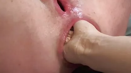Uma garota é magra com cabelo curto pornô gratis brasileiro na cama empurrando um brinquedo de borracha em dois buracos