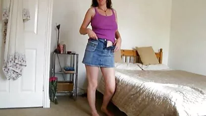 Mulher jovem deflacionada em camisa azul na video pprno brasileiro casa grande dada ao agente