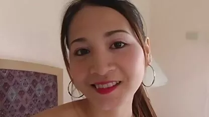 Mãe em roupas pretas vibra hentai porno brasileiro com um grande pára-choques na cama