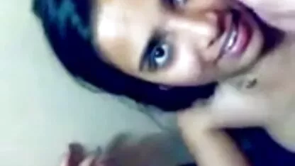 Mulher cheia de luxúria dando boquete videos de sexo com famosas brasileiras enquanto marido jogando computer