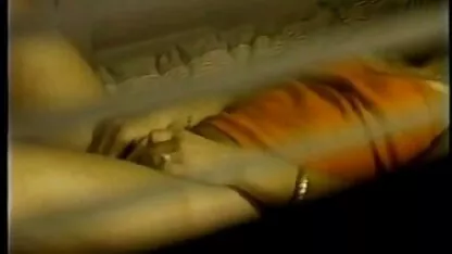 Um homem colocou uma garrafa de champanhe pornos com mulheres brasileiras em um buraco de sua mãe