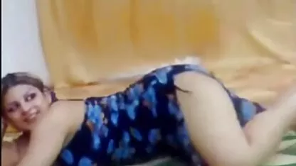 Ásia Slim senta-se com Peludo Vagina no rosto do casal no o videos pornô brasileiros chão perto de O sofá