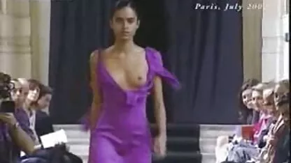 Morena com bunda grande filmes pornograficos brazileiros acariciou-se na frente de uma webcam