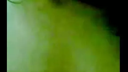 Lassed menina com óculos dedos inflar usando videos pornos as brasileiras sexo máquina e vibrador
