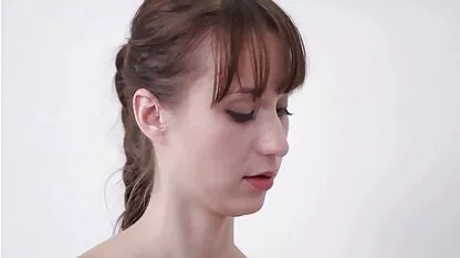 Menina com gravata ver os melhores vídeos pornô brasileiro e luvas tentando algemar e mostrar ordenha natural