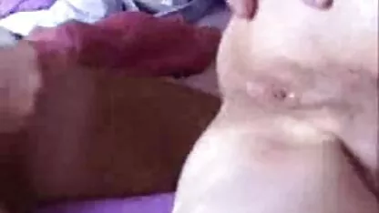 Homem fodendo uma mãe melhores videos ponor russa em roupas pretas perto da mesa de jantar
