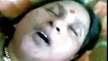 Menina filmes de sexo brasileiro gratis se masturba a bunda com um vibrador no sofá branco na frente da webcam