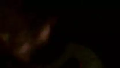 Loira no vestido vermelho tocando melhor vídeo pornô caseiro seus peitos grandes em fundição