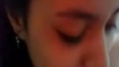 Jovem menina negra com tranças videos morenas brasileiras em sua cabeça chupando homem branco pau
