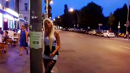 Skinny meninas em saias levar videos pornos com negras brasileiras a culpa de seus colegas com sua boca e parafuso em ambos os buracos