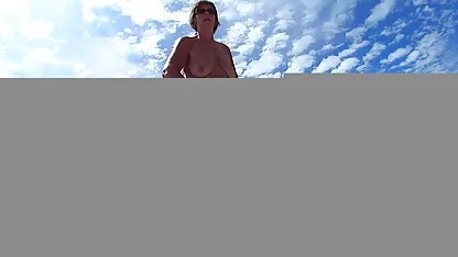 Pedaço vídeo pornô de famosas brasileiras de camisa azul arrancou uma menina na vagina na cama