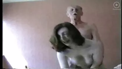 Dois caras negros assistindo um Raven Raven buraco na sala de video pprno brasileiro estar