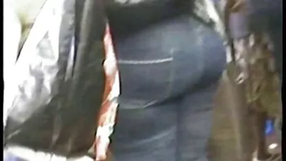 Jovem menina screwing com uma dildo em vídeo de pornô caseiro brasileiro ambos furos em frente de webcam