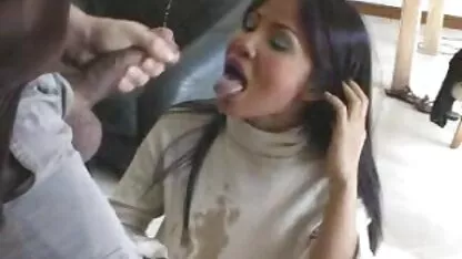 O homem de óleo do esplêndido cliente e seu quero ver vídeo pornô com mulher brasileira pau