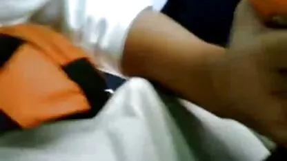 Sexy advogado em meias cor-de-rosa agachar-se com um prisioneiro em filme de pornô as brasileiras uma cela de prisão