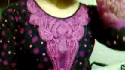 Mãe quero assistir xvídeos pornô brasileiro em calças pretas imaginar sexo com um homem e dedos.