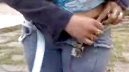 Uma garota com uma tatuagem no estômago acariciando sua porn brazileiro boca selecionada com a boca e curtindo cunnilingus