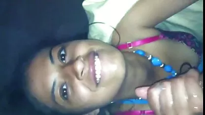 As mulheres curvilíneas fodem - se com o pau de porno brasileiro o melhor borracha em perto da lareira