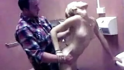 Um amigo que filmes de sexo anal com brasileiras está ansioso para ter sexo com uma garota peituda perto do bar