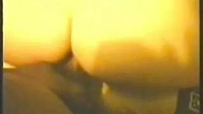 Mamilo chicotes peitos na frente da câmera vídeo pornô brasileiro de sexo na sala de estar