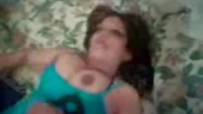 O homem derrama porra no rosto de uma garota em uma video porno brasileiro completo cadeira de couro