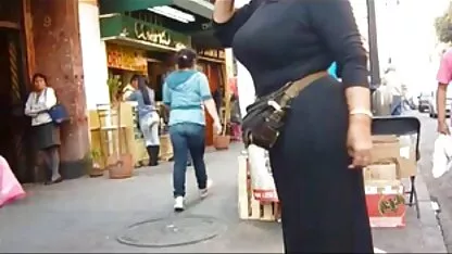 Gordinha morena mostra seu vídeo pornô de mulatas brasileiras corpo na frente de uma webcam