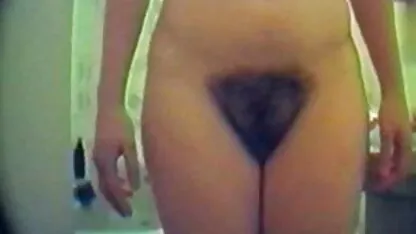 Morena mulher brasileira fazendo vídeo pornô em T-shirts cor-de-rosa mostrando peitos e tampa no elenco