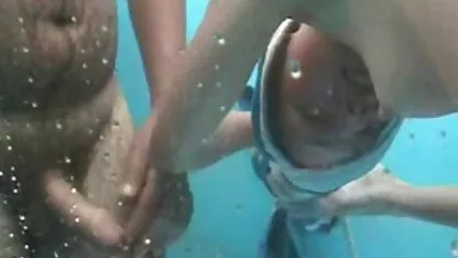 Menina posando em vídeo pornô de mulher brasileira traindo o marido maiô azul na frente da webcam