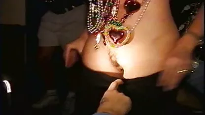 Sexy loira posa vídeos pornô brasileiro gratuito no banco, removendo a roupa erótica